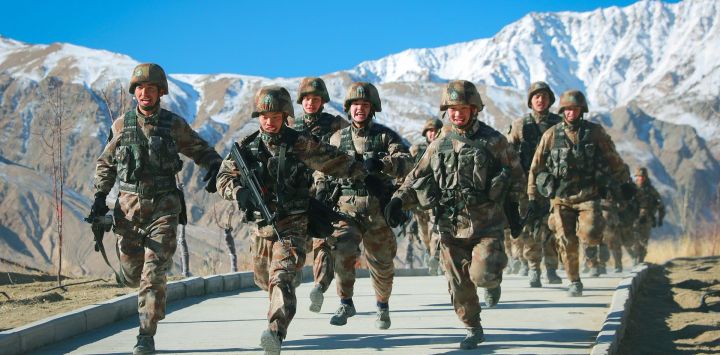 Esta foto muestra a soldados del Ejército Popular de Liberación de China (EPL) participando en un entrenamiento militar en las montañas de Pamir en Kashgar, región de Xinjiang, noroeste de China.
