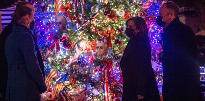 La vicepresidenta electa de Estados Unidos, Kamala Harris, y su esposo Doug Emhoff hablan fuera de Floriana, un restaurante italiano que ha estado en el negocio durante más de 40 años, durante una visita para apoyar al restaurante local en medio de la pandemia de Covid-19, cerca de Dupont Circle en Washington. DC.