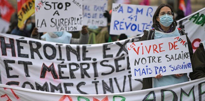 Los trabajadores de los servicios de asistencia a domicilio se manifiestan en Tours, en el centro de Francia, para protestar por los bajos ingresos, ya que se espera la visita del presidente francés más adelante en la cercana sede de los CAF (servicios públicos de asignaciones familiares francesas) para promover una reforma que garantice la pensión alimenticia. pago por parte del estado en caso de impago de facturas.