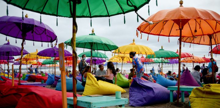 La gente visita la playa de Seminyak cerca de Denpasar, en la isla turística de Bali, en Indonesia.