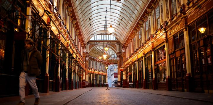 Un peatón solitario camina por el mercado de Leadenhall en la ciudad de Londres, mientras Gran Bretaña entra en un bloqueo nacional en Londres. - El bloqueo de seis semanas de Inglaterra, que comenzó a la medianoche, emula las primeras restricciones nacionales de coronavirus vigentes de marzo a Junio.