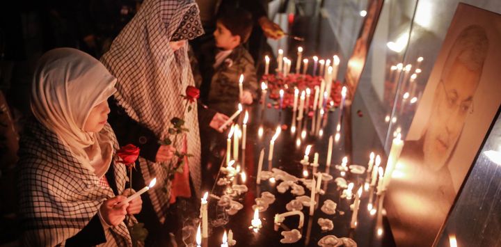 Irak, Bagdad: los iraquíes conmemoran el primer aniversario de la muerte del comandante militar iraní y jefe de sus Fuerzas Quds, el general Qasem Soleimani, en el lugar de su asesinato por parte de Estados Unidos cerca del aeropuerto de Bagdad.