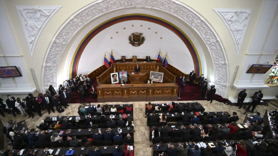 La asunción de legisladores afines al régimen de Nicolás Maduros.