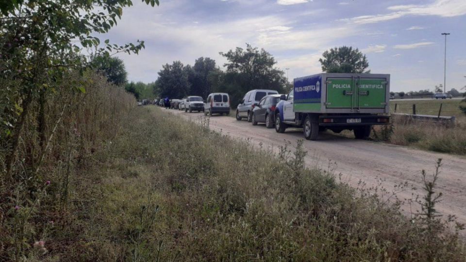 Misterio por la aparición de dos cadáveres al costado de la autopista Ezeiza-Cañuelas.