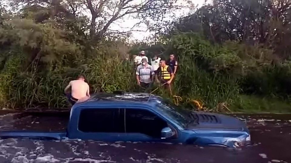 Rescate a un hombre que se lo llevaba el río Quilpo