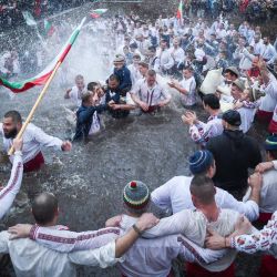 Los hombres búlgaros realizan la tradicional danza  | Foto:Nikolay Doychinov / AFP