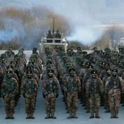 Esta foto muestra a los soldados del Ejército Popular de Liberación de China (EPL) reunidos durante el entrenamiento militar en las montañas Pamir en Kashgar, región de Xinjiang, noroeste de China. | Foto:STR / AFP