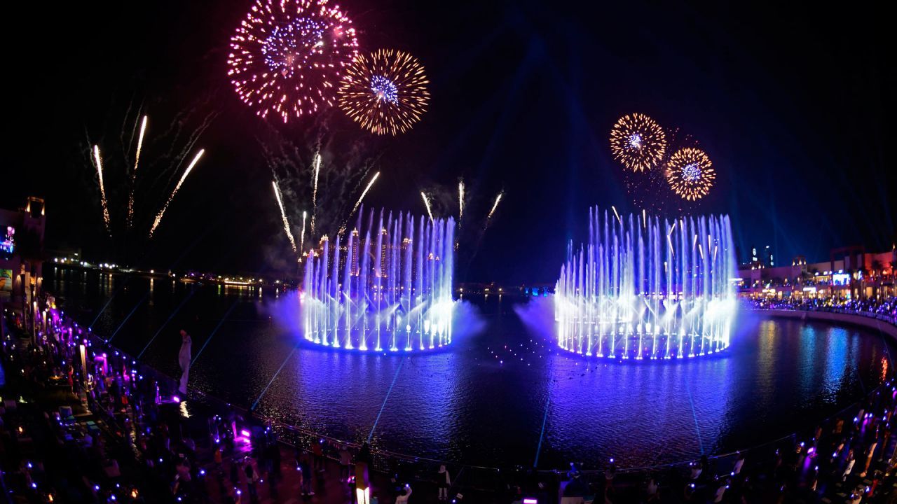 Dubai lanza Palm Fountain en un intento por romper un récord mundial Guinness como la fuente más grande del mundo, en Palm Jumeira.