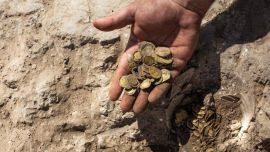 El afortunado jardinero descubrió el inesperado botín mientras avistaba aves en un campo.