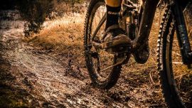 Una vez que la bicicleta está lista para salir, viene la parte más importante de la cuestión, cómo debemos pedalear en una superficie con barro.