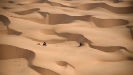 El motociclista australiano Toby Price y el motociclista argentino Kevin Benavides compiten durante la cuarta etapa del Rally Dakar 2021 entre Wadi Ad-Dawasir y la capital de Arabia Saudita, Riad.