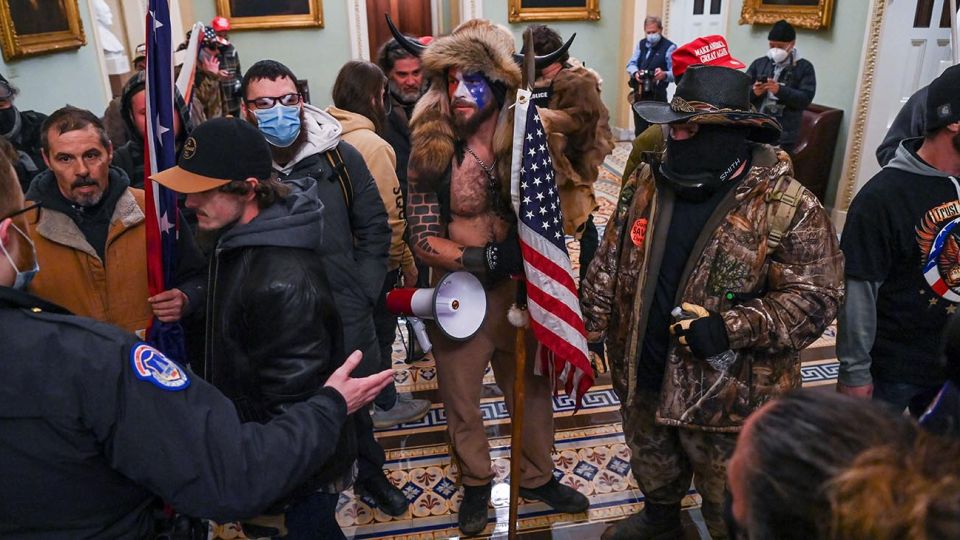WASHINGTON, DC - 6 DE ENERO: Los manifestantes se reúnen frente al edificio del Capitolio de los Estados Unidos el 6 de enero de 2021 en Washington, DC. Los manifestantes pro-Trump ingresaron al edificio del Capitolio de los Estados Unidos después de manifestaciones masivas en la capital de la nación durante una sesión conjunta del Congreso para ratificar la victoria del Colegio Electoral 306-232 del presidente electo Joe Biden
