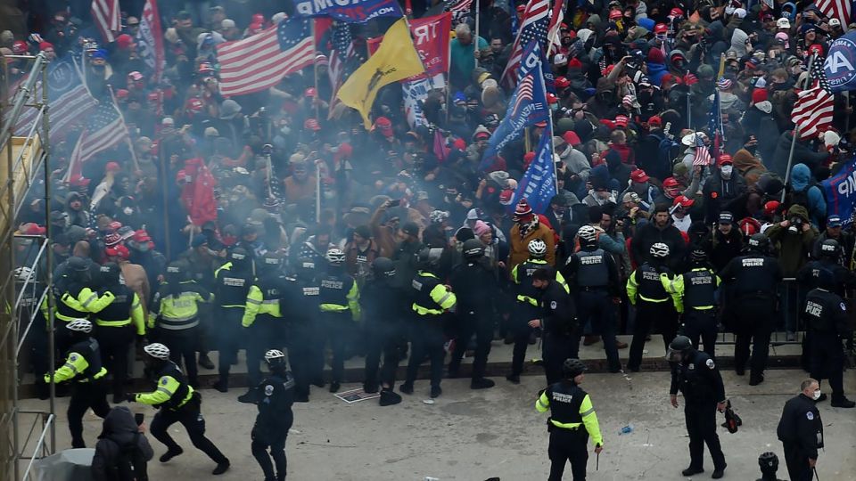 WASHINGTON, DC - 6 DE ENERO: Los manifestantes se reúnen frente al edificio del Capitolio de los Estados Unidos el 6 de enero de 2021 en Washington, DC. Los manifestantes pro-Trump ingresaron al edificio del Capitolio de los Estados Unidos después de manifestaciones masivas en la capital de la nación durante una sesión conjunta del Congreso para ratificar la victoria del Colegio Electoral 306-232 del presidente electo Joe Biden