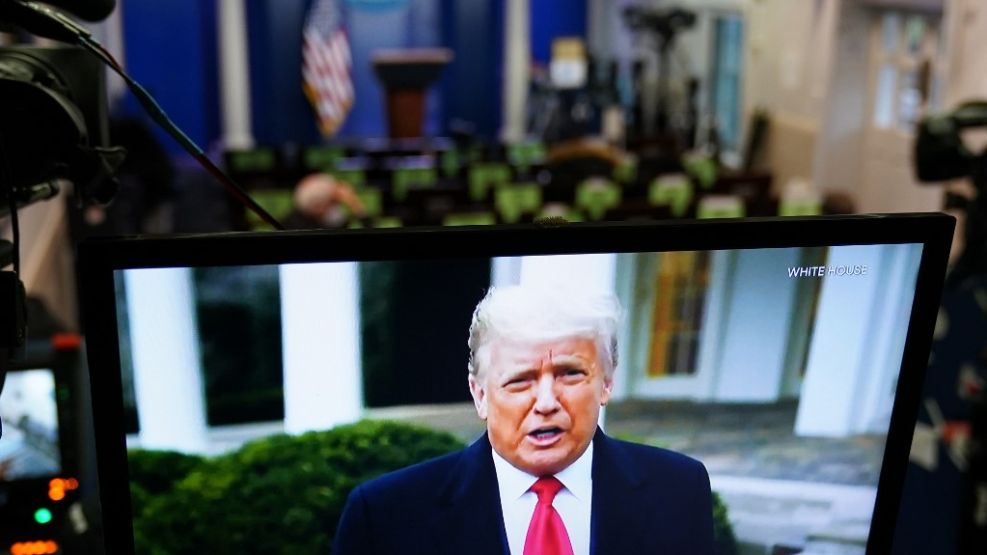 Donald Trump graba un video para sus seguidores (AFP)