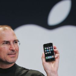 Steve Jobs presentando el primer Iphone