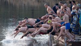 Los fieles ortodoxos búlgaros se sumergen en las gélidas aguas invernales de un lago en Sofía para atrapar un crucifijo de madera como parte de las celebraciones del Día de la Epifanía, a pesar de las restricciones del Covid-19 en el país.