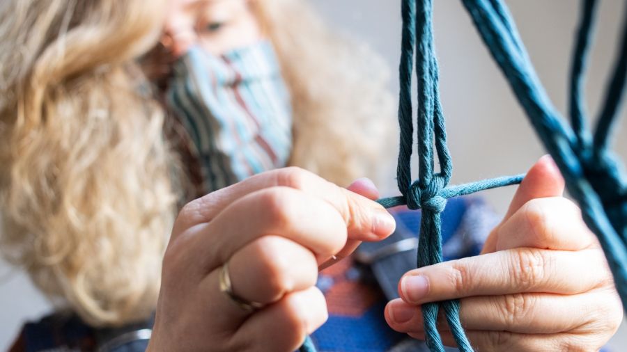 El macramé se multiplica como elemento de decoración de lámparas y plantas en el interior de los hogares y en los jardines.