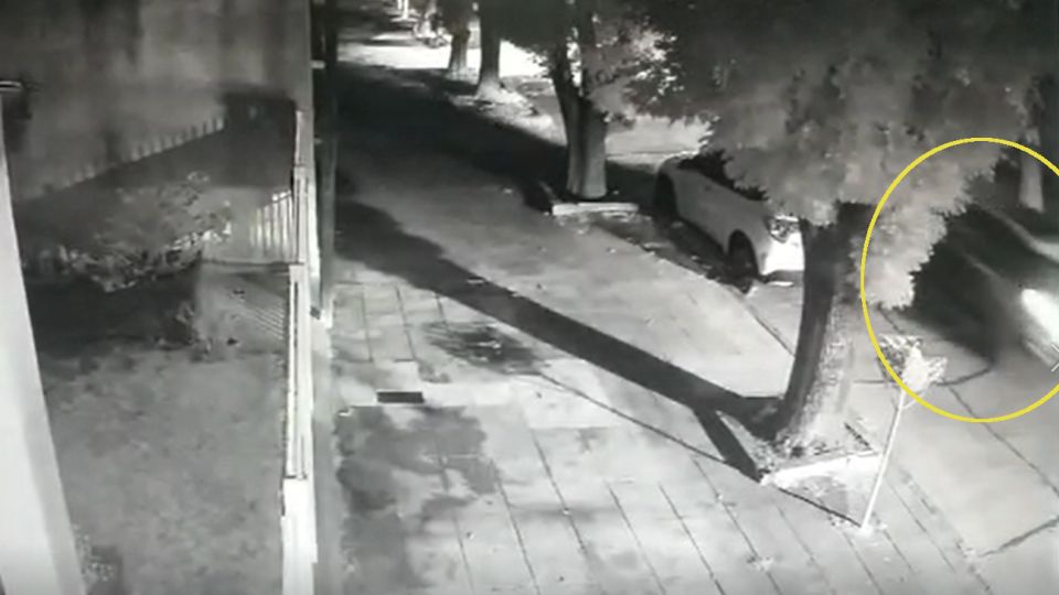 El momento previo al atropello de la moto.