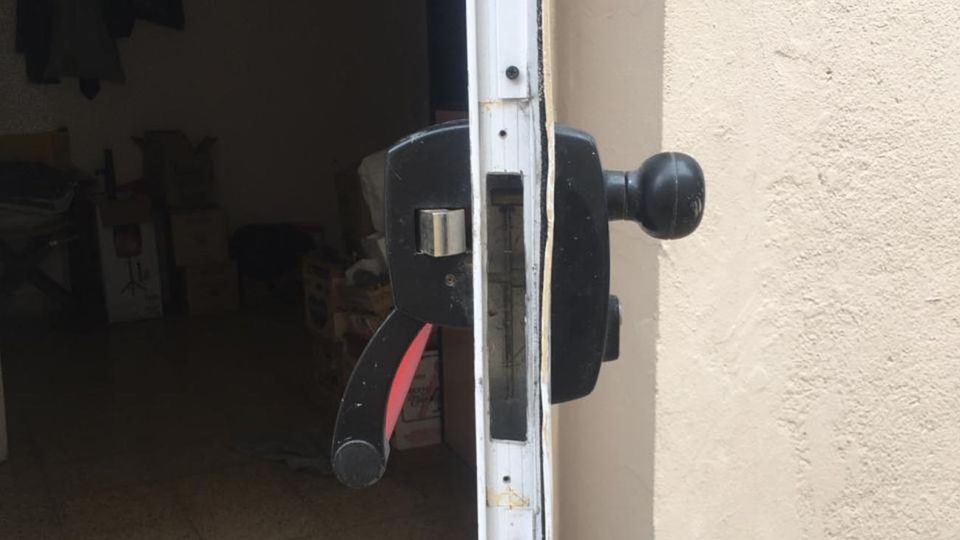 Forzaron una puerta lateral de ingreso a un vacunatorio de la provincia de Buenos Aires.