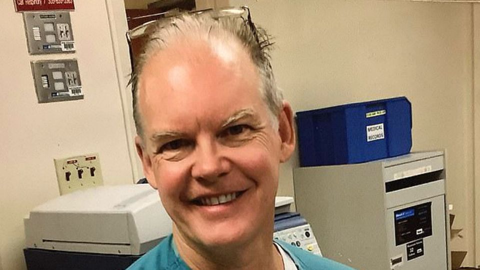 El doctor Gregory Michael, de 56 años, murió dos semanas después de recibir la vacuna de Pfizer e investigan las causas.