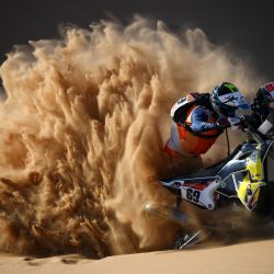 El ciclista Walter Roelants de Bélgica participa durante la etapa 2 del Rally Dakar 2021 entre Bisha y Wadi Ad-Dawasir en Arabia Saudita. | Foto:Franck Fife / AFP