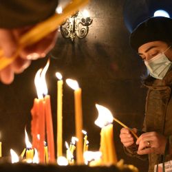 Los fieles armenios encienden velas durante un servicio religioso en una catedral de la capital, Ereván. | Foto:Karen Minasyan / AFP