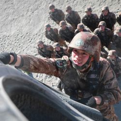 Esta foto muestra a soldados del Ejército Popular de Liberación de China (EPL) participando en un entrenamiento militar en las montañas de Pamir en Kashgar, región de Xinjiang, noroeste de China. | Foto:STR / AFP