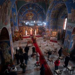 El sacerdote cristiano ortodoxo serbio, el padre Nenad Popovic, dirige a los fieles en un servicio de la liturgia de la Natividad de Cristo en la Iglesia Ortodoxa Serbia del Santo Príncipe Lazar en Bournville, Birmingham, Inglaterra. | Foto:Oli Scarff / AFP