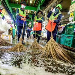Los empleados de la Autoridad Metropolitana de Bangkok limpian y desinfectan el mercado de flores de Yodpiman en Bangkok, después de que el gobierno impusiera más restricciones debido al reciente brote de coronavirus Covid-19. | Foto:Mladen Antonov / AFP