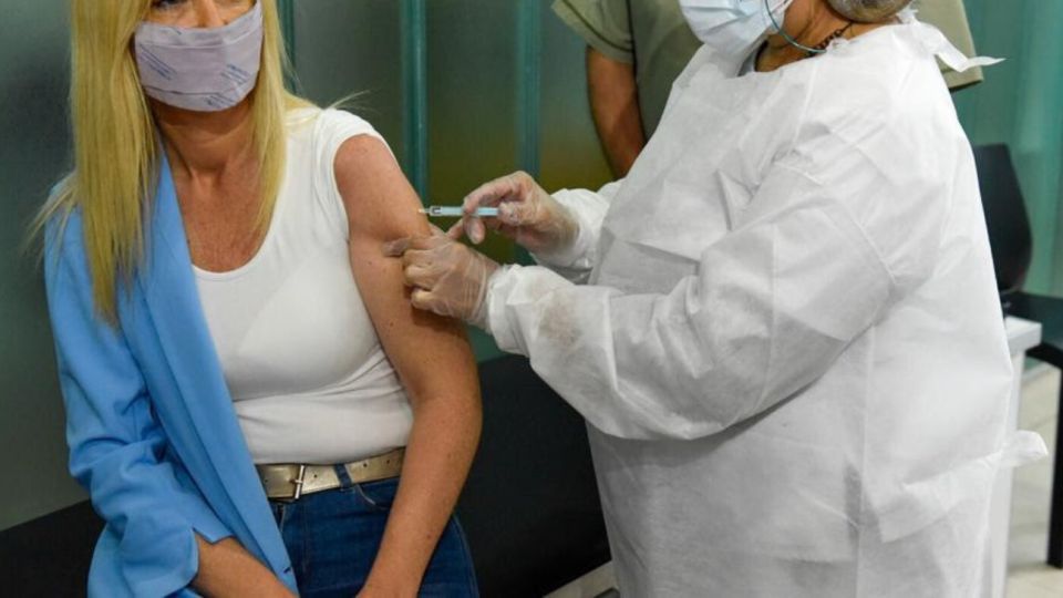 Recibir ambas dosis de la vacuna no te genera una inmunidad completa contra la enfermedad.