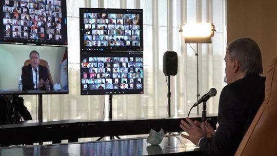 EN ZOOM. Sin las recorridas de otros años, Schiaretti tuvo un 2020 de contacto virtual con los intendentes.