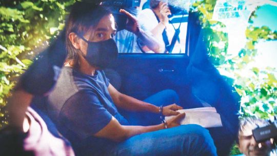 Camino a la celda. El ex rugbier Juan Ignacio Buzali al salir de la UFI 17 de La Plata después de declarar durante cerca de cinco horas.