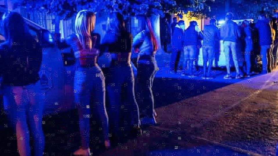 La policía desbarató 19 fiestas clandestinas en Mar del Plata.