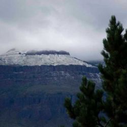 Todos los cerros de la región amanecieron totalmente teñidos de blanco.