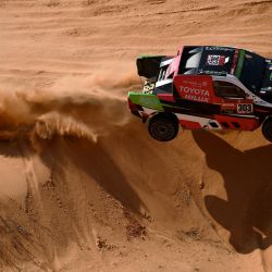 El piloto de Toyota Yazeed Al Rajhi de Arabia Saudita y el copiloto Dirk Von Zitzewitz de Alemania compiten durante la sexta etapa del Rally Dakar 2021 entre Buraydah y Hail, en Arabia Saudita. | Foto:Franck Fife / AFP