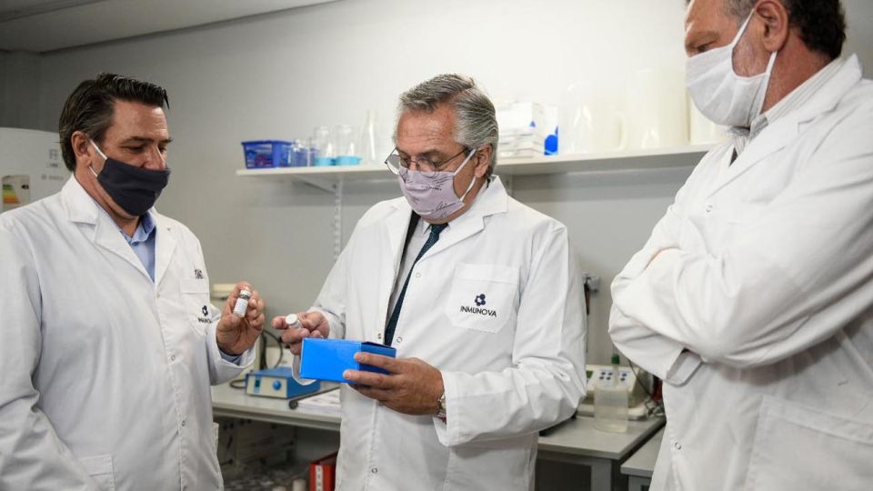 Alberto Fernández en la producción de Suero equino