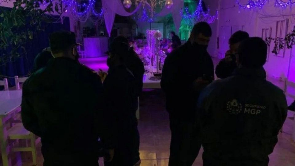 El operativo policial desplegado para detener la fiesta clandestina en Sierra de los Padres.