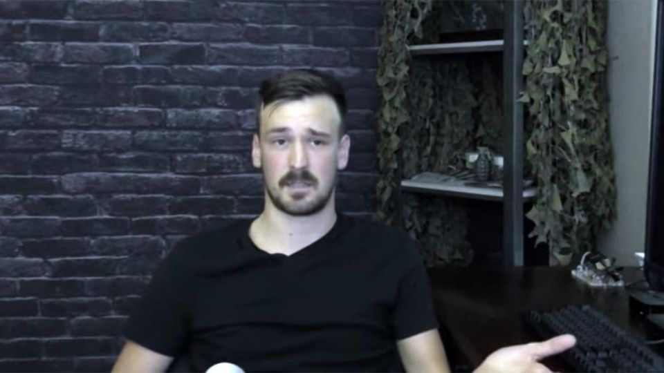 John Matze dio una entrevista con una granada detrás de él