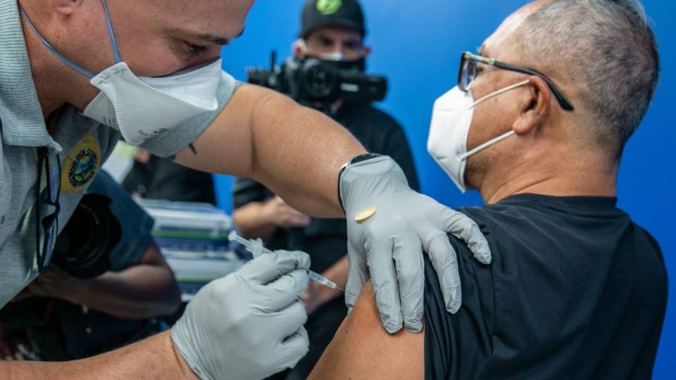 Los extranjeros se aprovechan de un "vacío legal" y van a vacunarse a Miami.