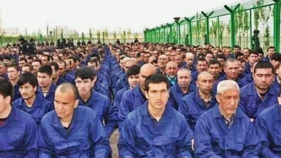 Dramático del pueblo uigur en Xinjiang, China.
