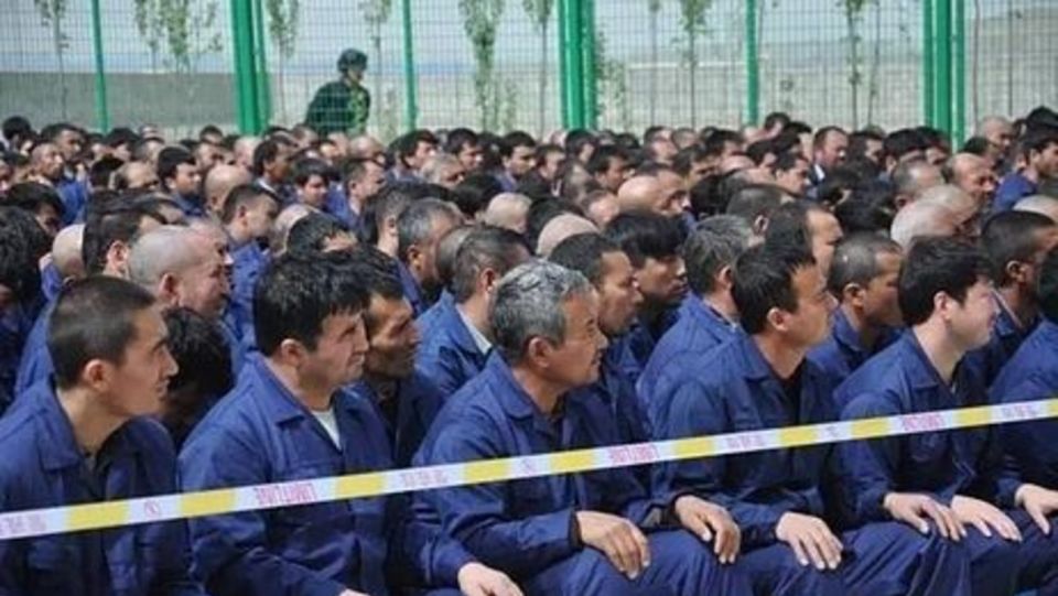 Dramático del pueblo uigur en Xinjiang, China.