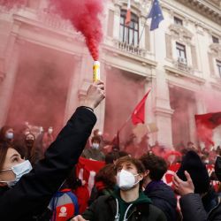 Italia, Roma: los estudiantes se reúnen para protestar contra el cierre de las escuelas y la extensión del aprendizaje a distancia en medio de la pandemia de coronavirus. | Foto:Cecilia Fabiano / LaPresse vía ZUMA Press / DPA