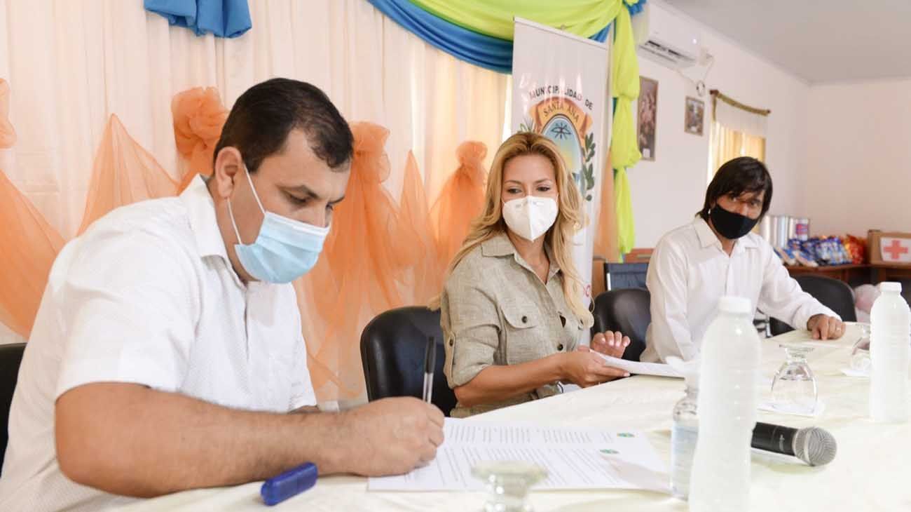 Fabiola Yañez, realizó un enlace solidario, entre la constructora Tabay S.A y el municipio de Santa Ana. 