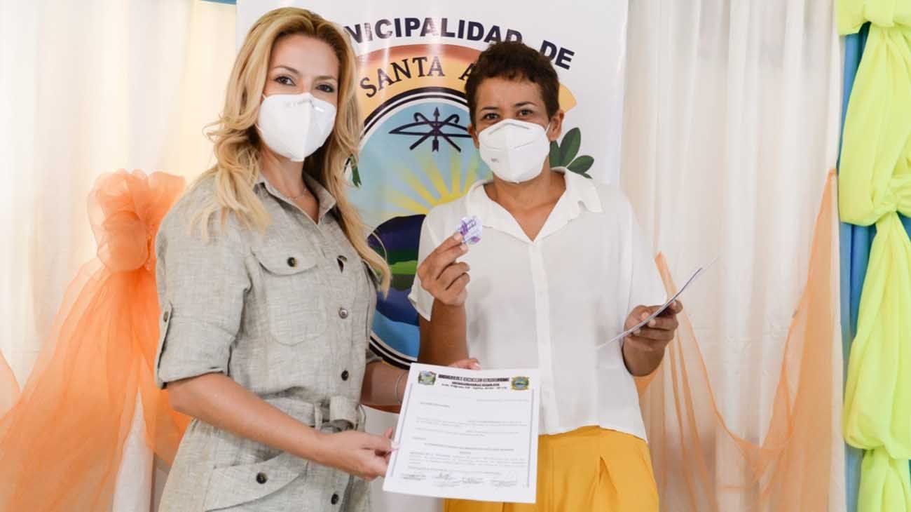 Fabiola Yañez, realizó un enlace solidario, entre la constructora Tabay S.A y el municipio de Santa Ana. 