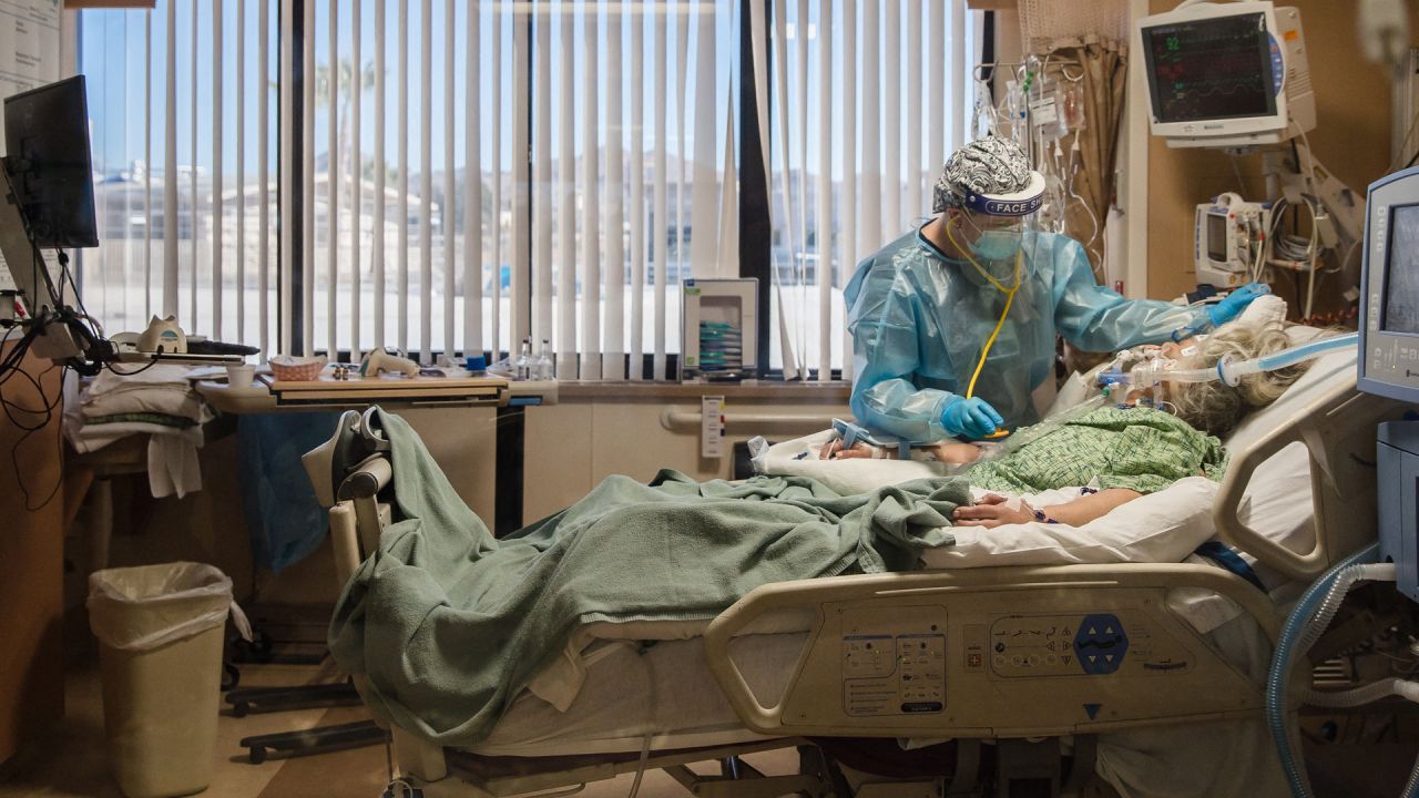 Una enfermera titulada atiende a un paciente con Covid-19 en la Unidad de Cuidados Intensivos del Centro Médico Providence St. Mary en Apple Valley, California. | Foto:Ariana Drehsler / AFP