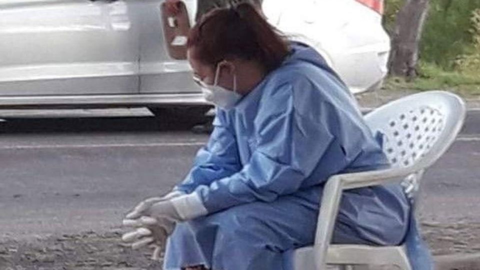 Fotografiaron a una enfermera luego de realizar 200 hisopados en 8 horas 20200112