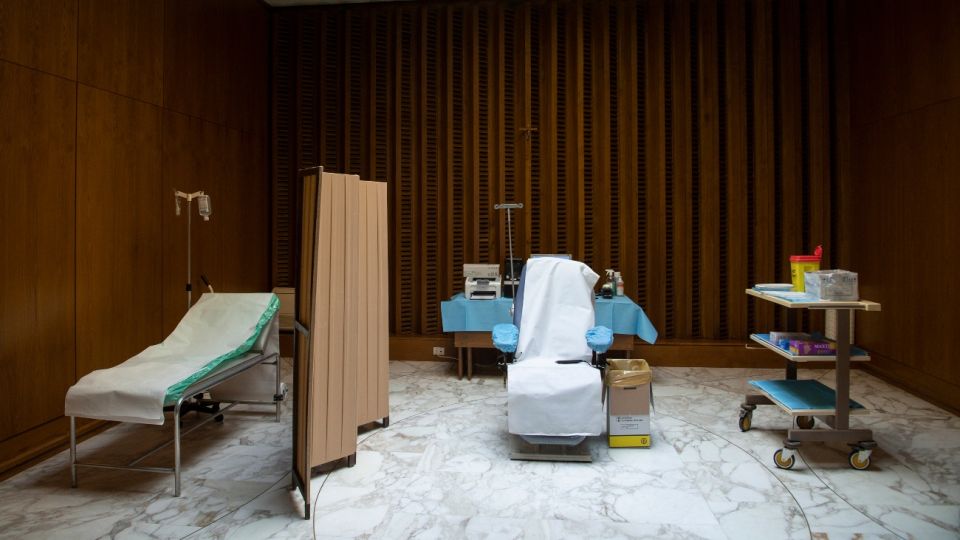 Vacunatorios en el Vaticano. El Papa Francisco ya se aplicó de Pfizer.