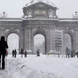 Cientos de madrileños aprovecharon la sorpresiva nevada para desplazarse por las calles en esquíes. 