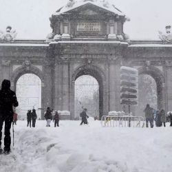 Cientos de madrileños aprovecharon la sorpresiva nevada para desplazarse por las calles en esquíes. 