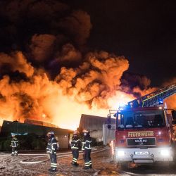 Hamburgo: los bomberos trabajan para extinguir un incendio en un almacén en el distrito de Wilhelmsburg. | Foto:Daniel Bockwoldt / DPA